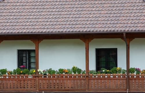 terrasse avec toit en tuiles